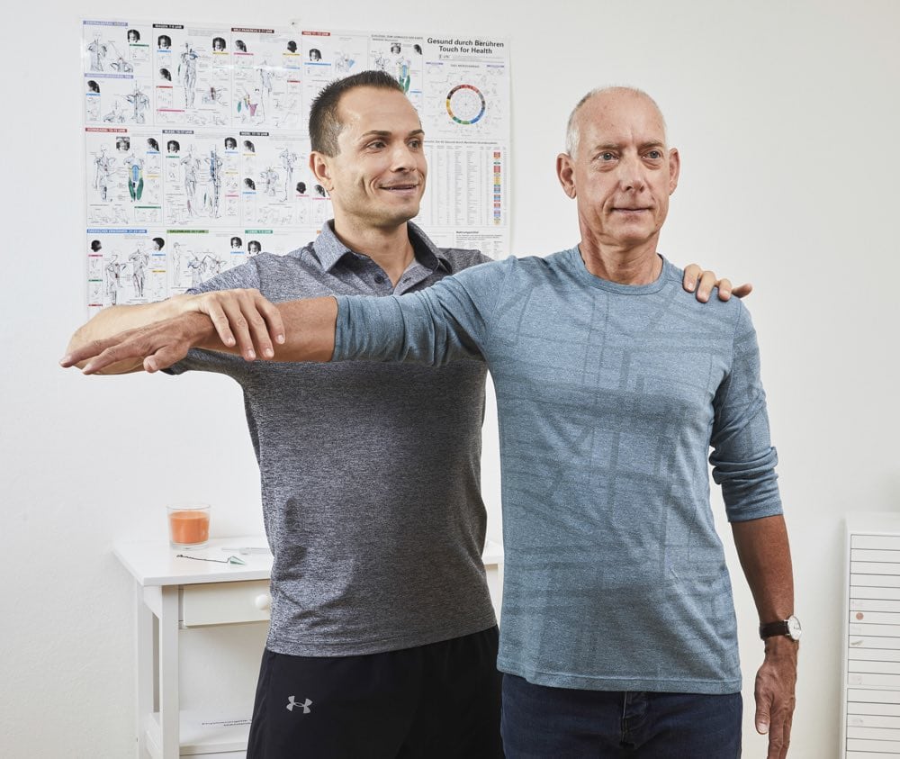 Bernhard Koller aus Graz, Inhaber von KörperBewusstSein, in einer Kinesiologie-Behandlung