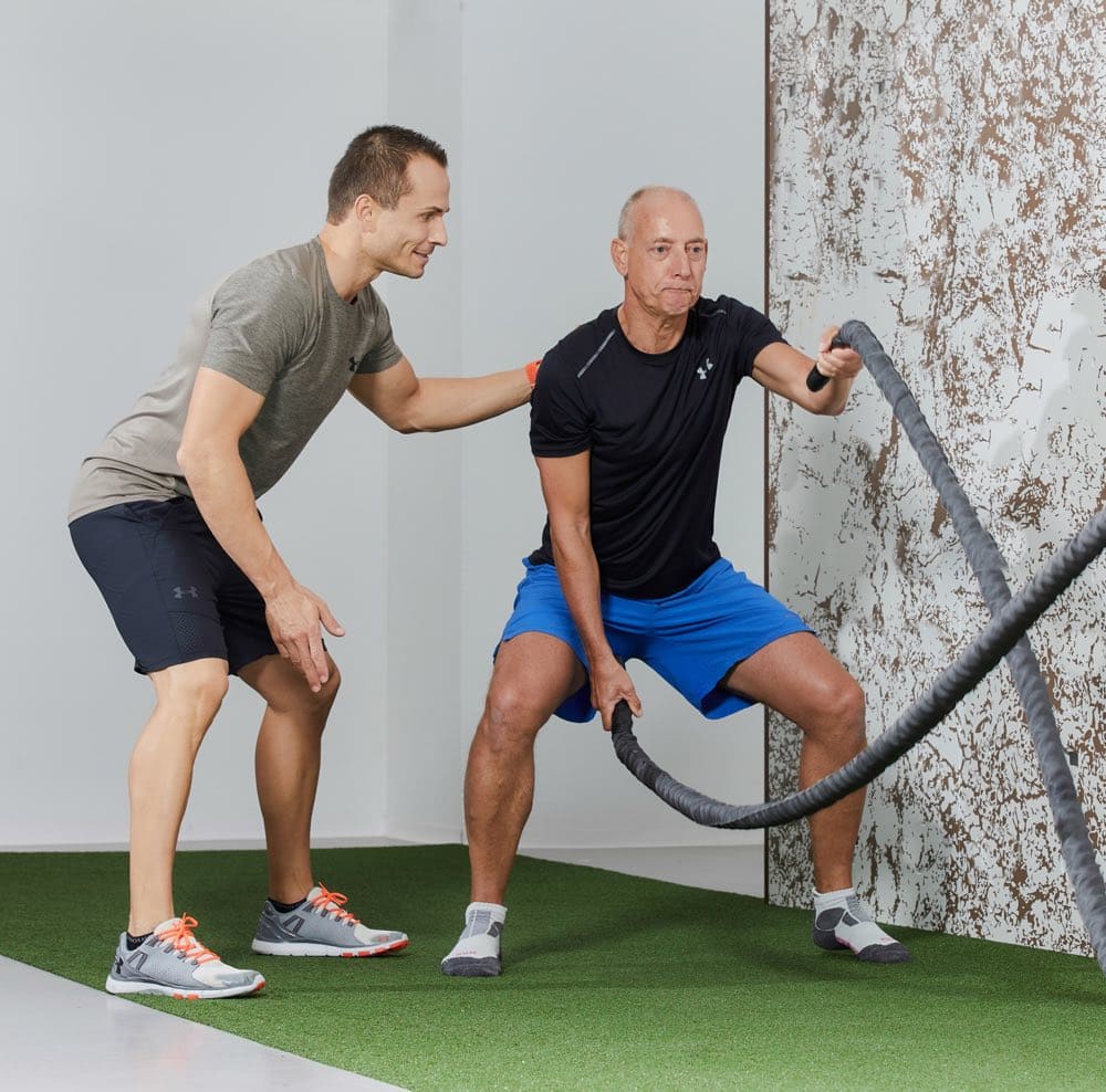 Bernhard Koller aus Graz, Inhaber von KörperBewusstSein, macht eine Trainingsübung mit einem Kunden